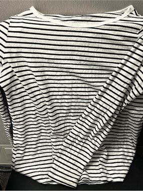 Universal Thread Women's Long Sleeve Black and White Striped Tee
